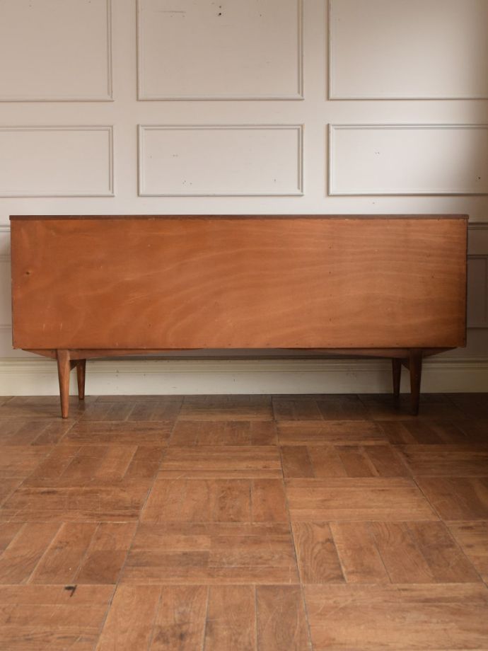 北欧スタイルの家具の後ろ姿