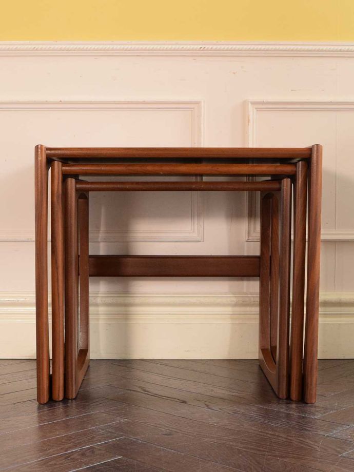 コーヒーテーブルの側面