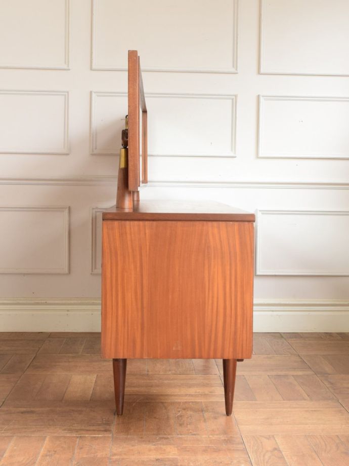 ビンテージ家具の側面