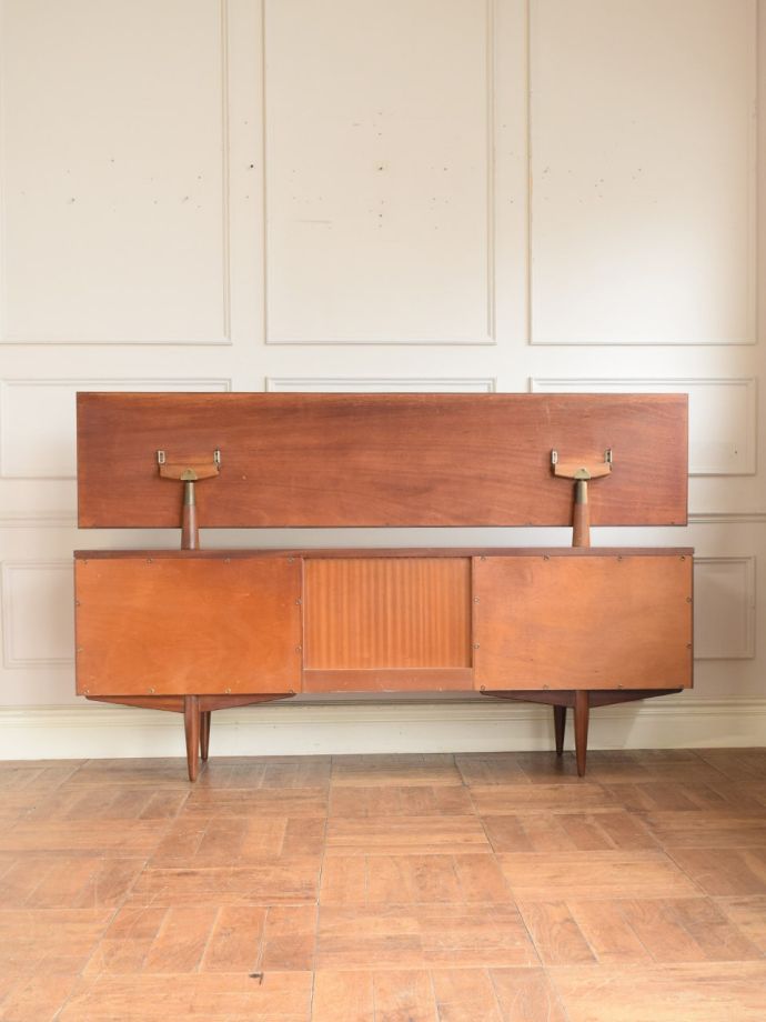 北欧スタイルの家具の後ろ姿