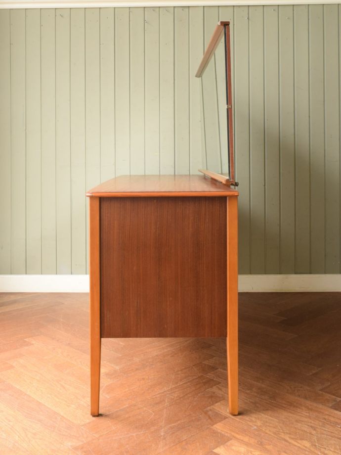 ドレッサーの側面