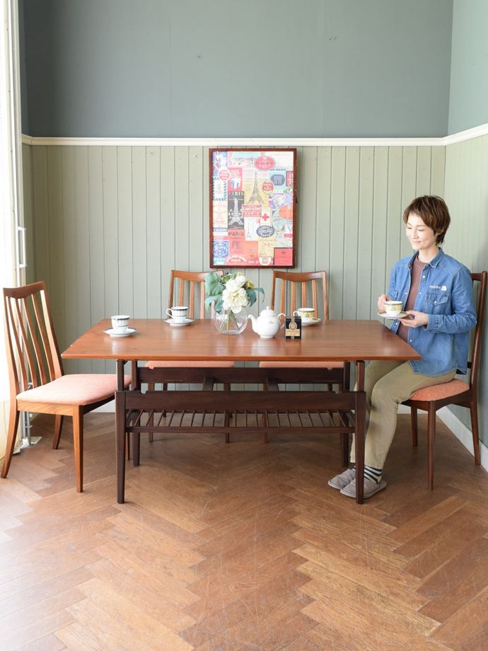 ダイニングテーブルとして使える北欧ビンテージ家具