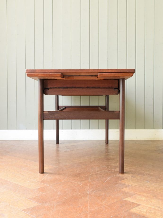 ビンテージテーブルの側面