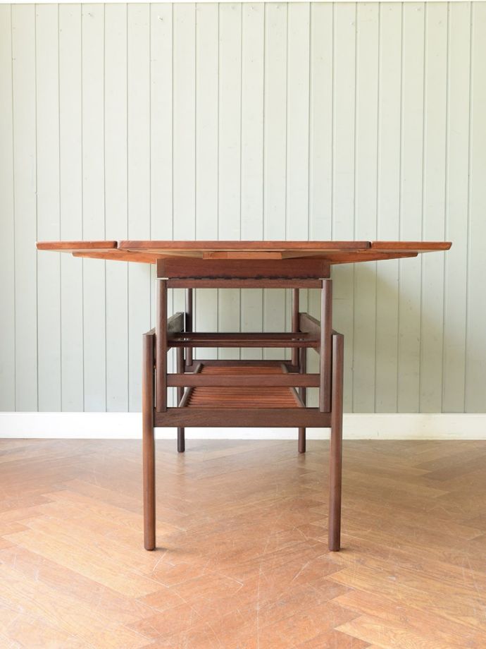 伸長式のビンテージテーブル