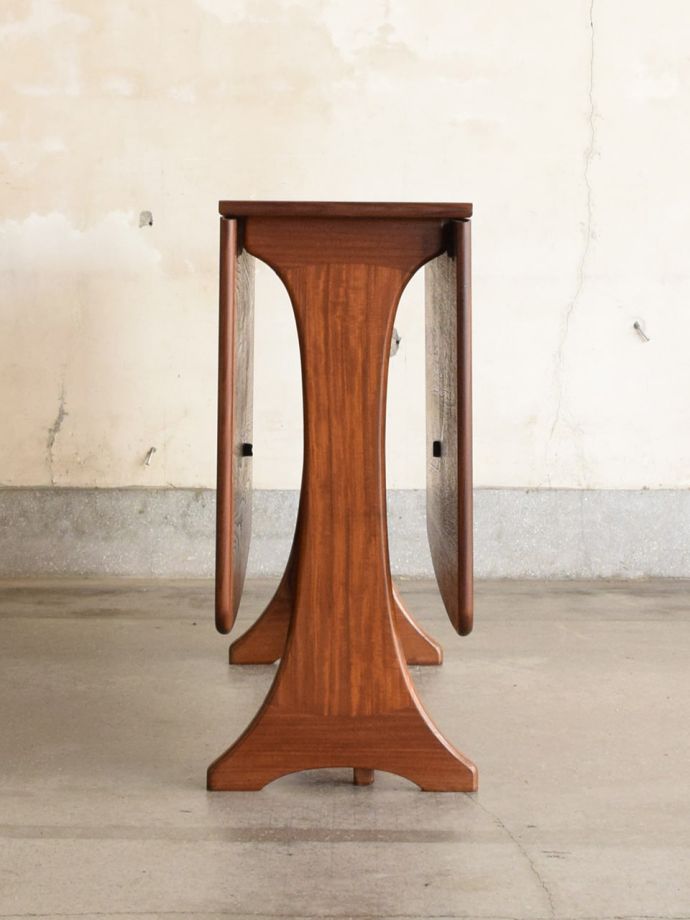 G-planのビンテージテーブルの側面