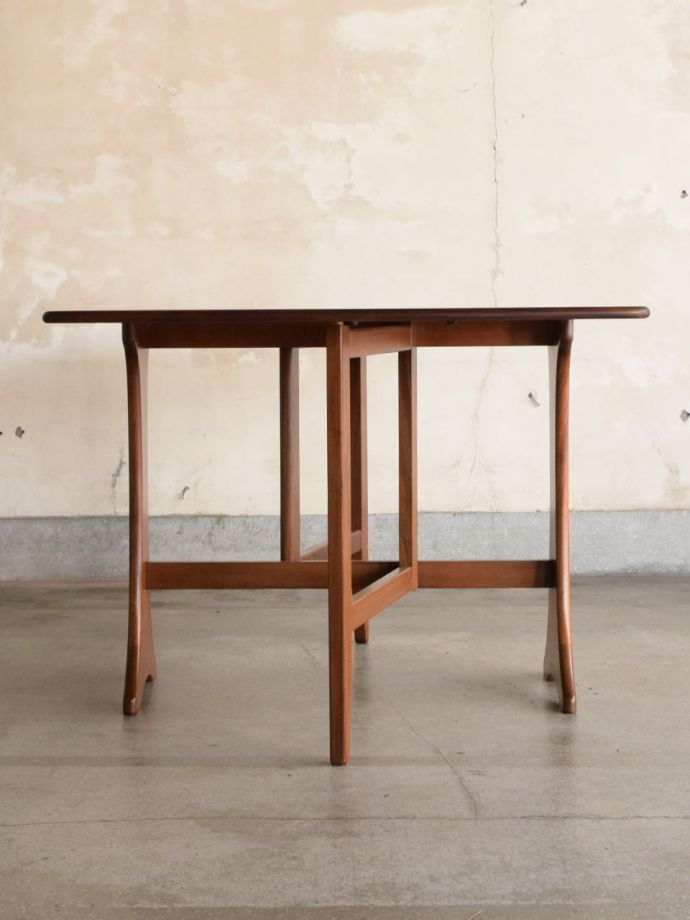 広げた伸長式テーブル