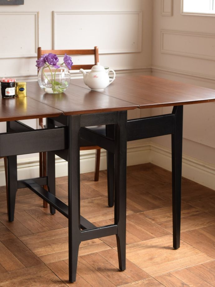 伸長式のおしゃれなアンティークテーブル