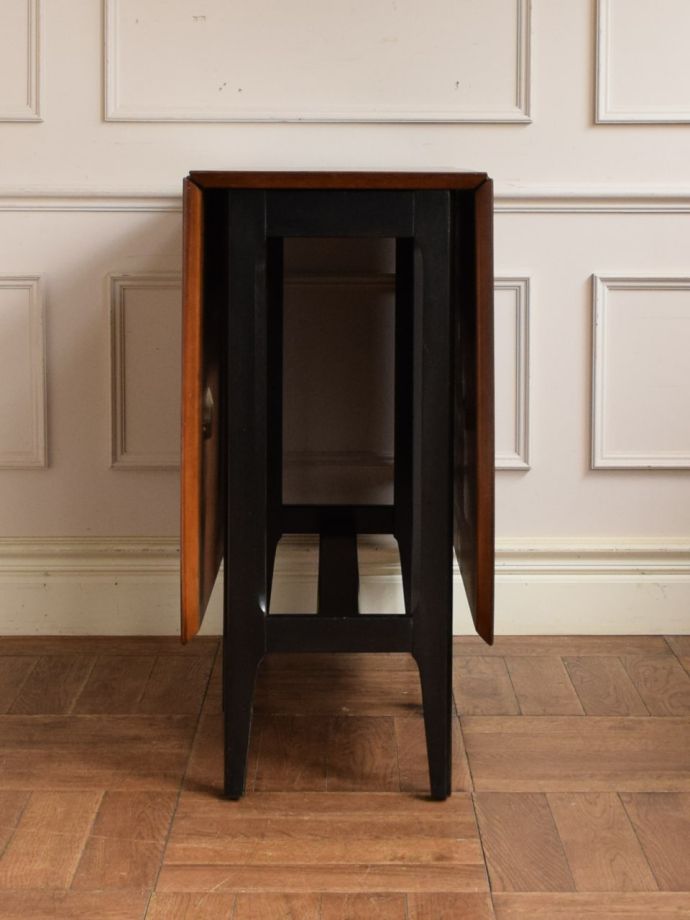 折り畳み式テーブルの側面