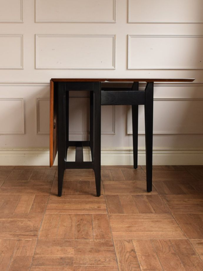 片足を開いた折り畳みテーブル