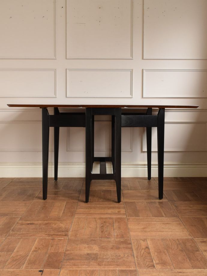 両足を広げた折り畳み式テーブル