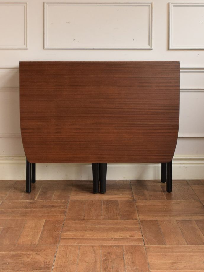 畳んだ時のゲートレッグテーブル