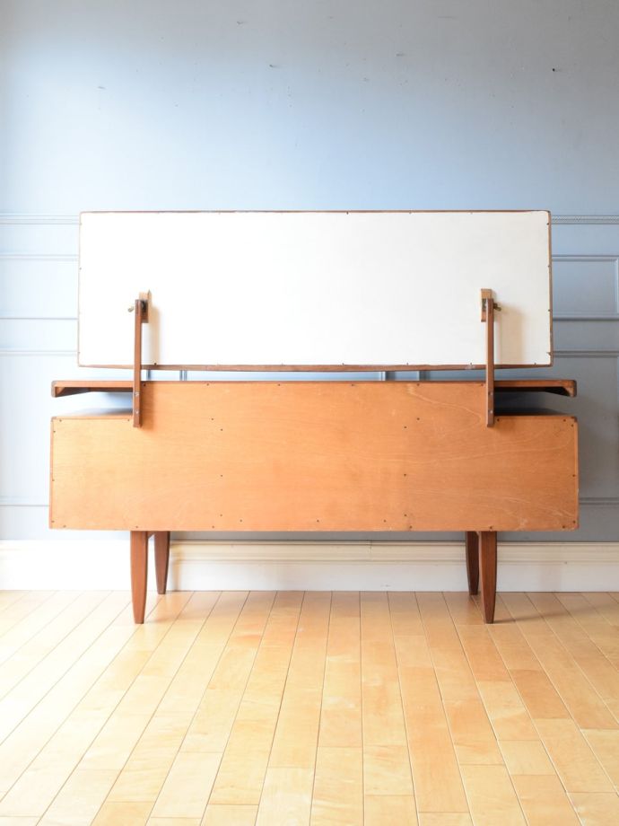 G-PLANのドレッサーの後ろ姿