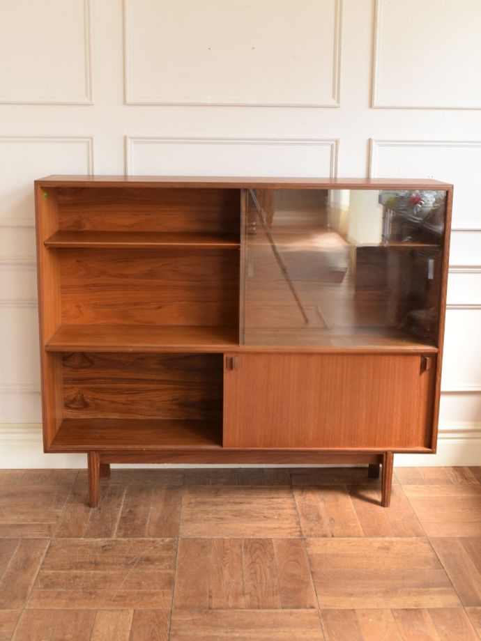 ヴィンテージキャビネットの扉の中