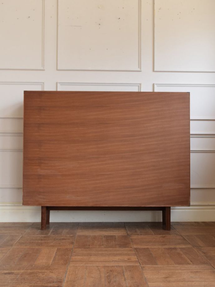 キャビネットの後ろ姿