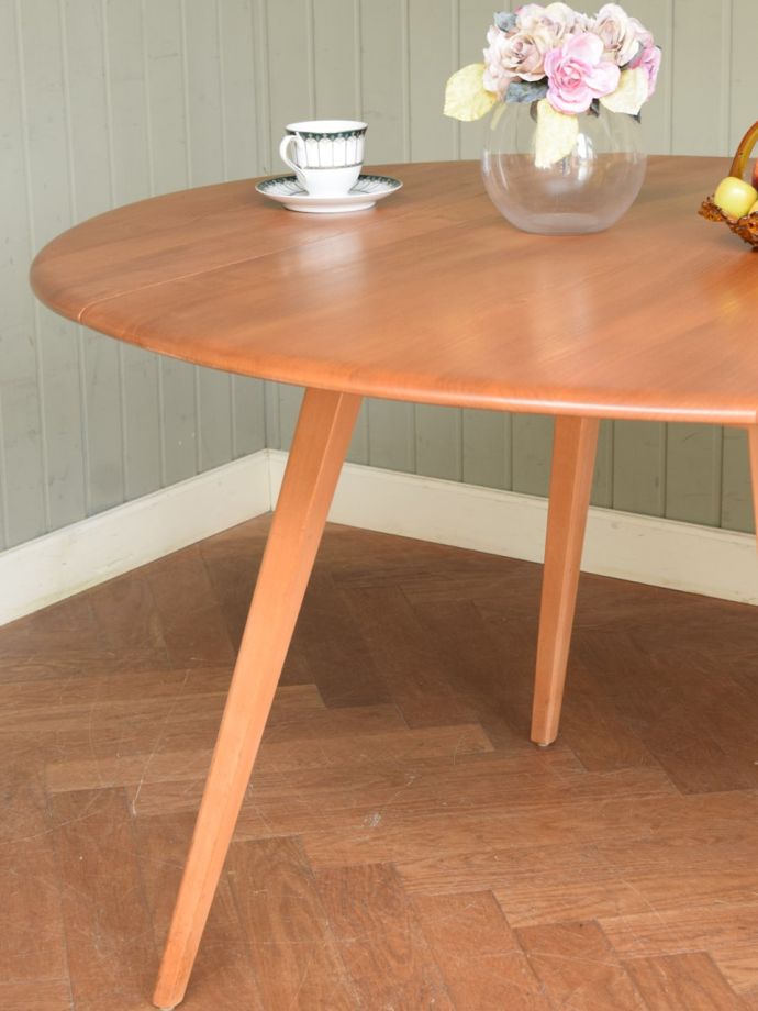 アーコール社のドロップリーフテーブル