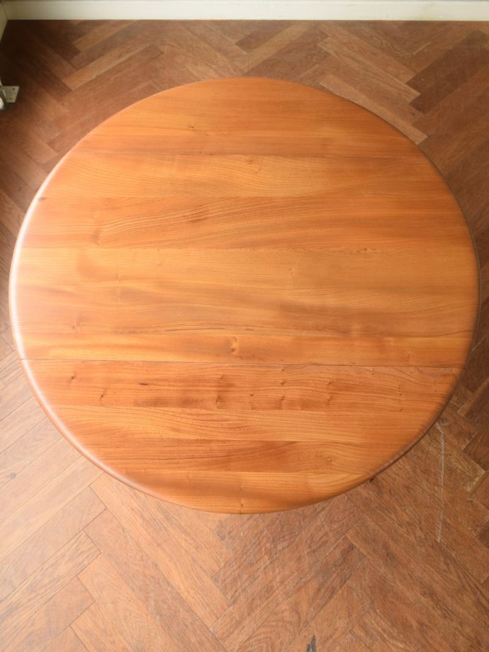 折り畳みテーブルの丸い天板