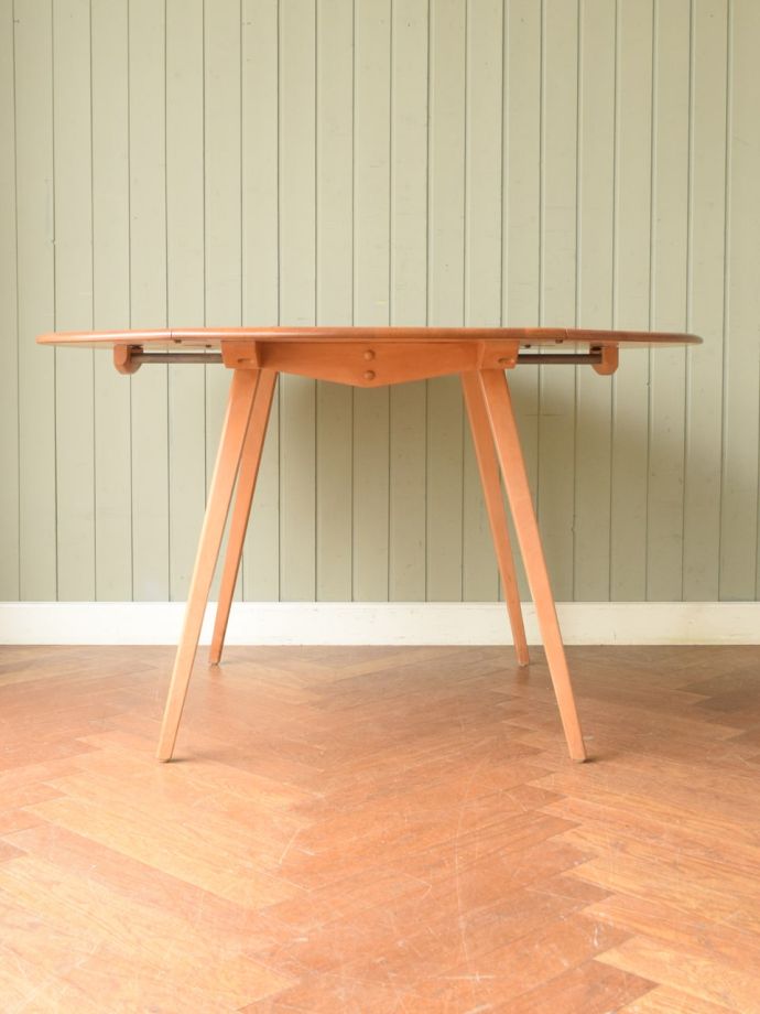 伸長式のダイニングテーブル