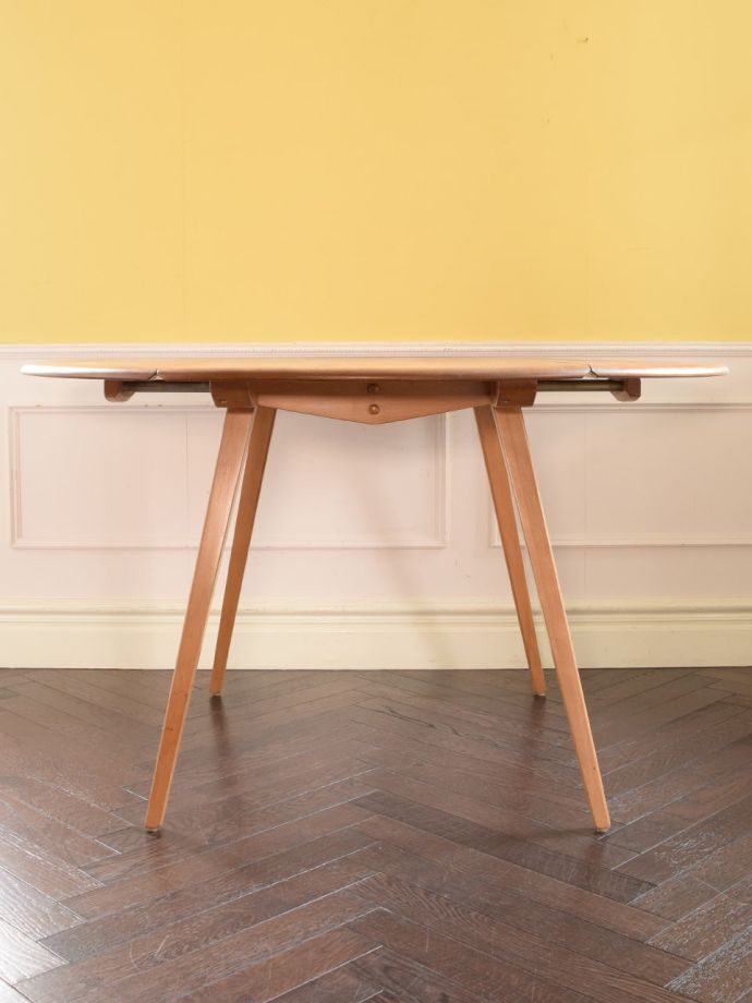 伸長式のダイニングテーブル