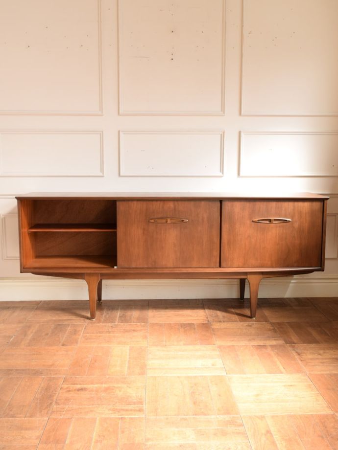 ビンテージ家具の扉の中