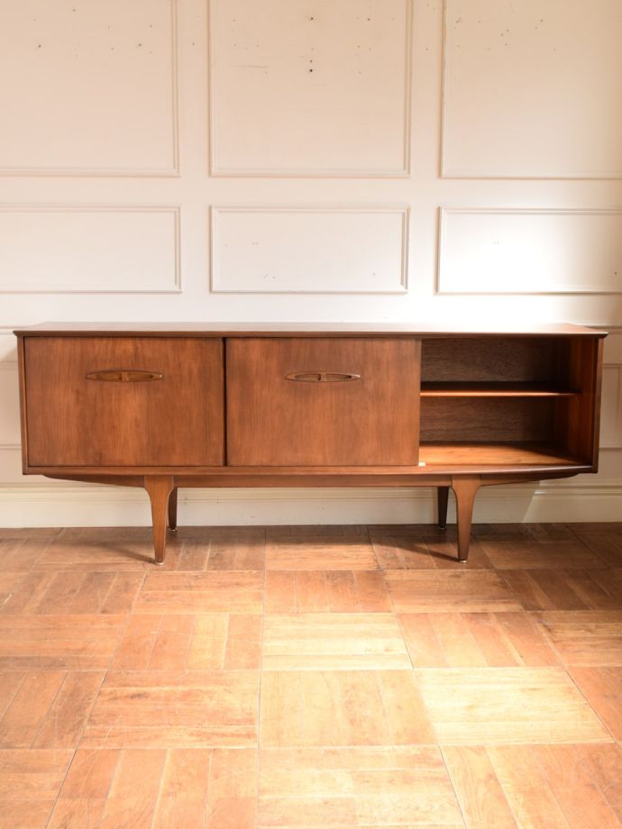 サイドボードの扉の中