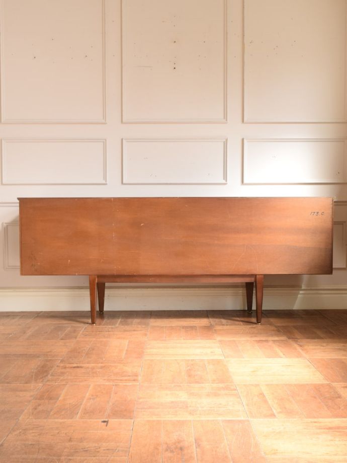 北欧スタイルの家具の後ろ姿