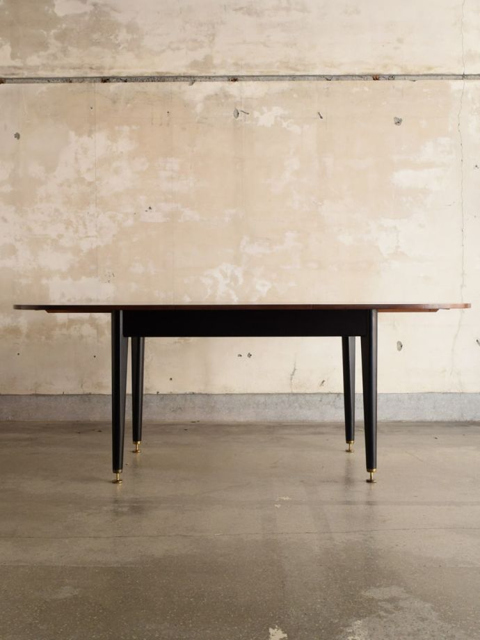 ヴィンテージ家具のダイニングテーブル