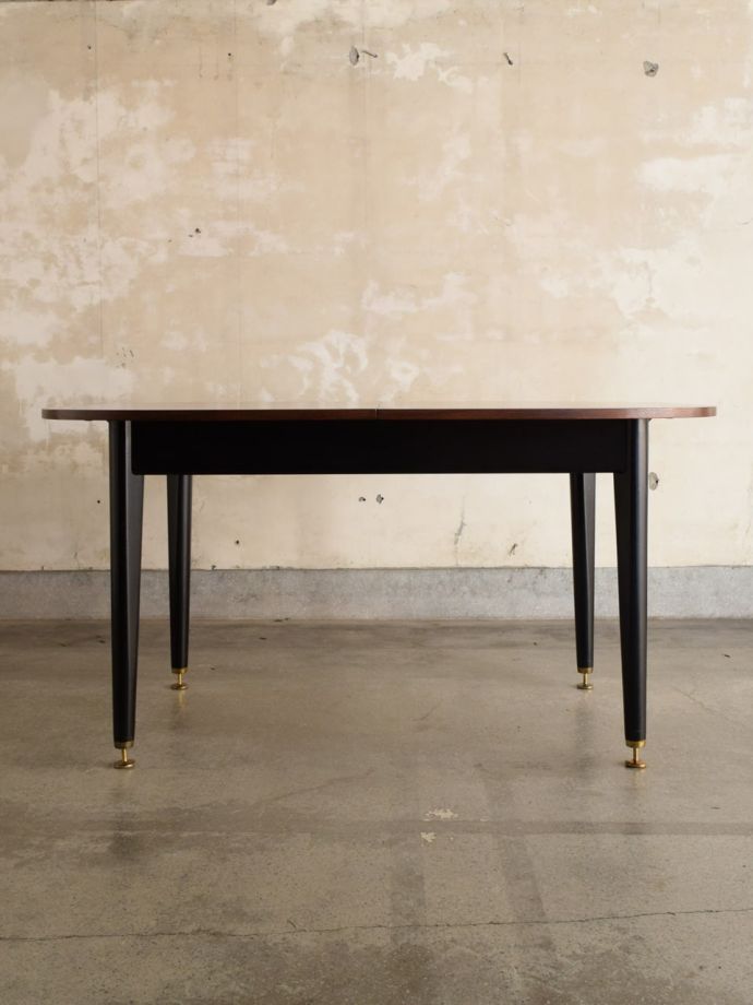 G-PLANのダイニングテーブルの側面