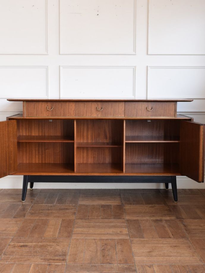 G-PLANサイドボードの扉の中