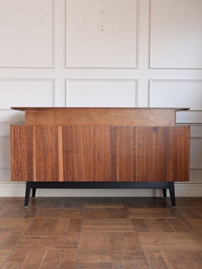 G-PLANのサイドボードの後ろ姿