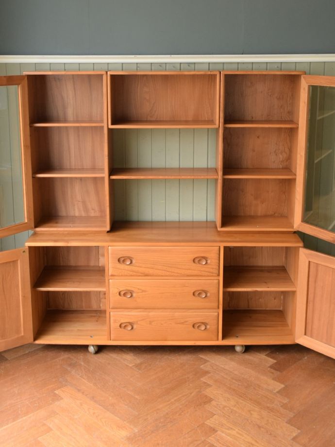 アーコールのキャビネットの扉の中