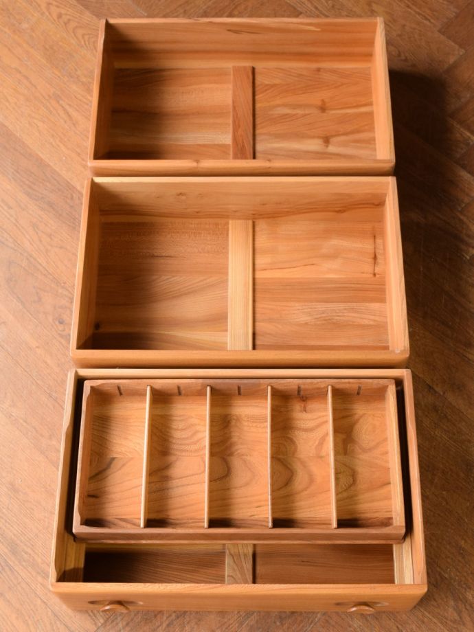 サイドボードの引き出しの中