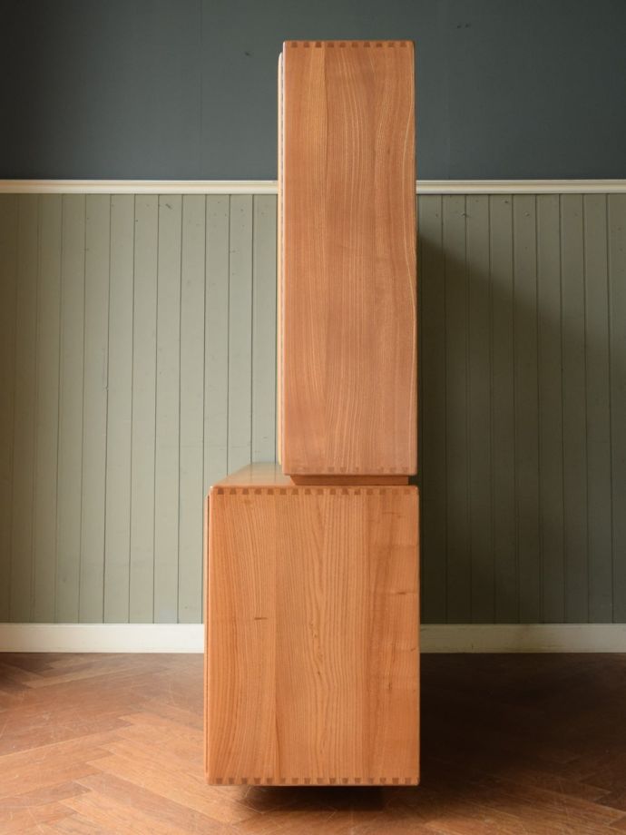 アーコールのキャビネットの側面