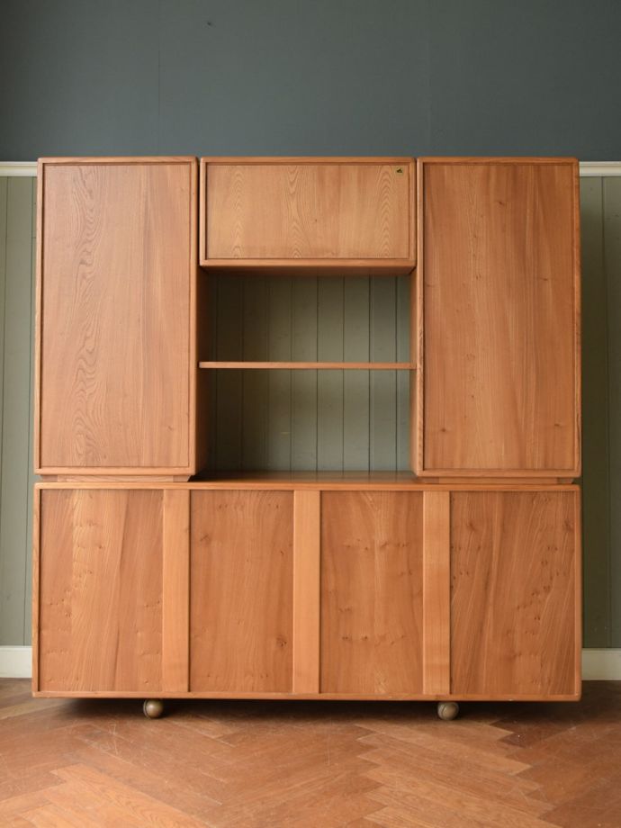 ビンテージキャビネットの後ろ姿