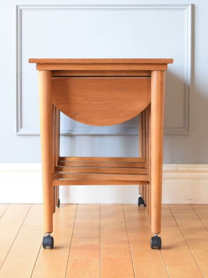 コーヒーテーブルの側面