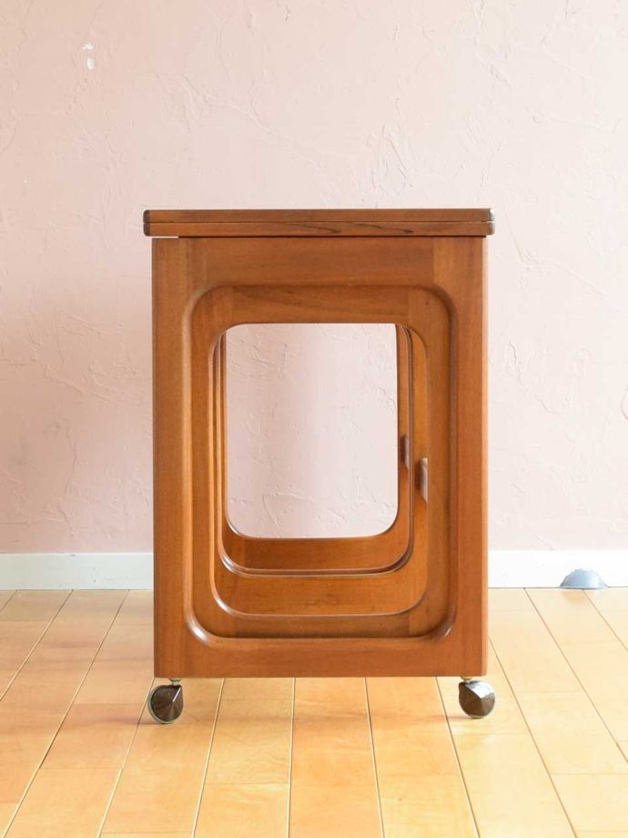 ビンテージコーヒーテーブルの側面