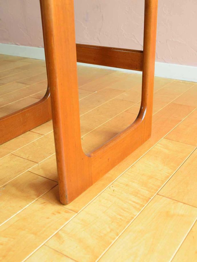 ビンテージテーブルの脚