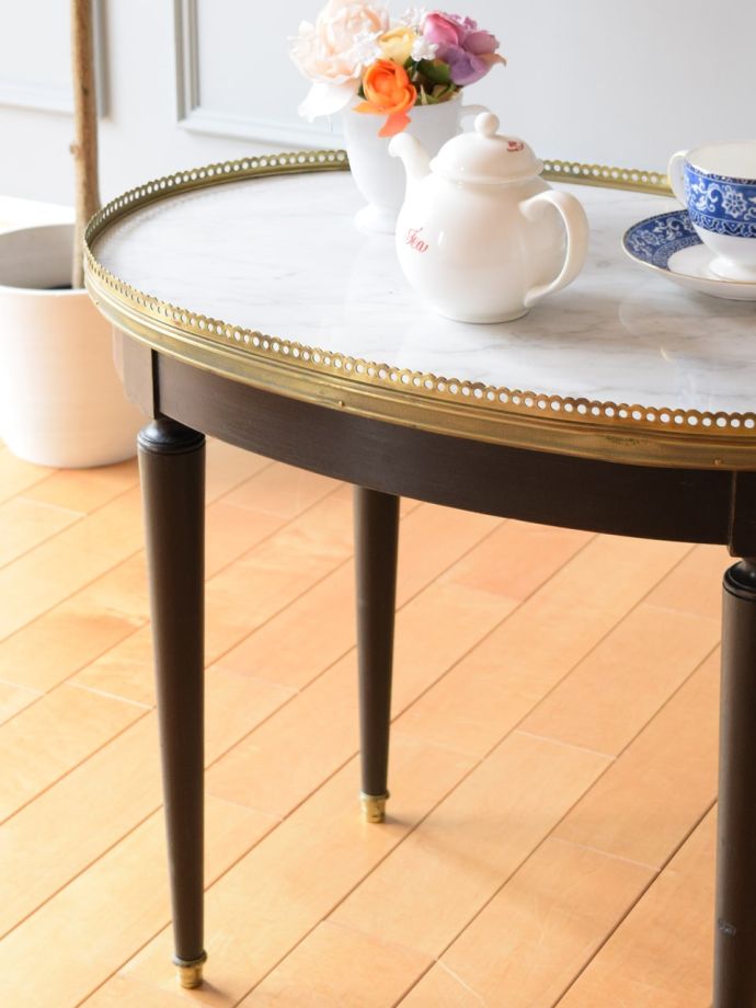 フランスの家具らしい美しいフォルム