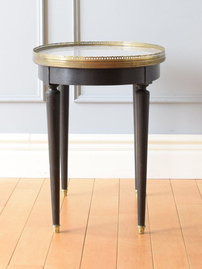 アンティークテーブルの横顔