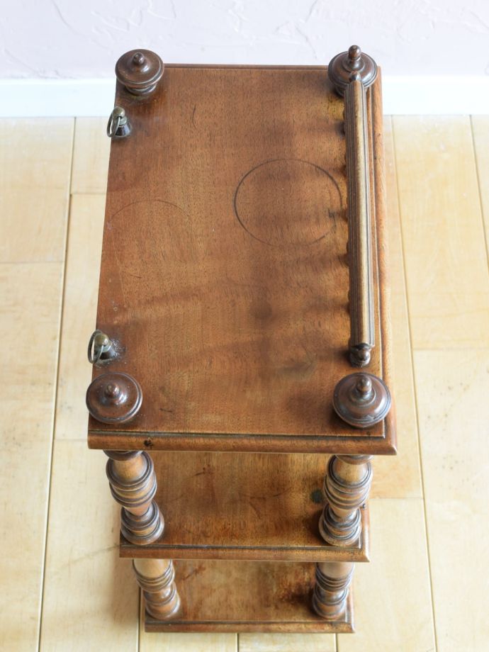 アンティークのウォールシェルフの天板