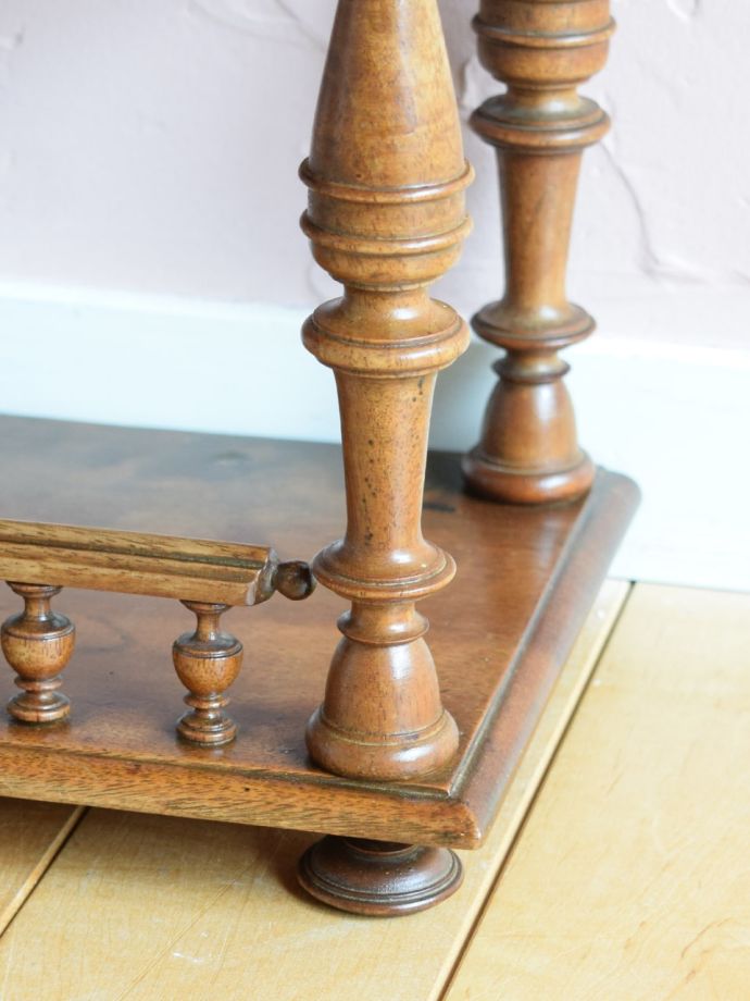 脚付きのウォールシェルフ