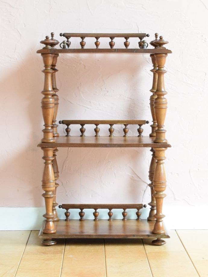 ウォールシェルフの裏