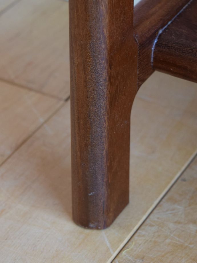 マガジンラックの脚