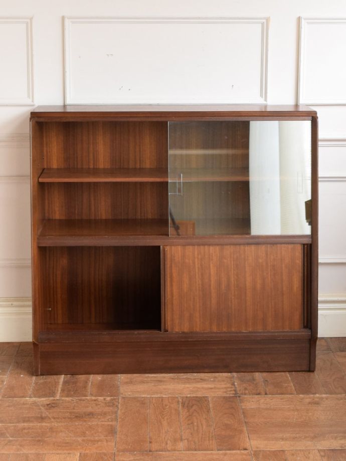 ヴィンテージキャビネットの扉の中