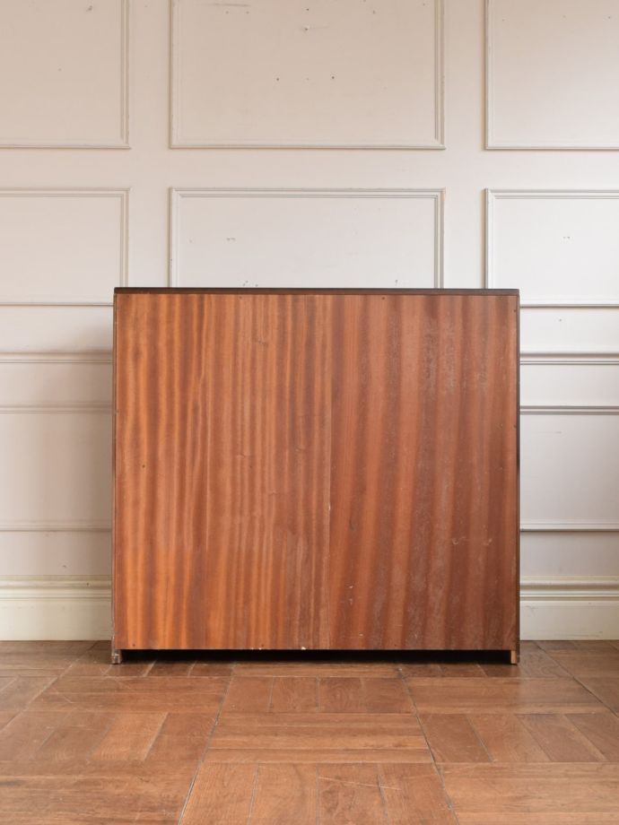 キャビネットの後ろ姿