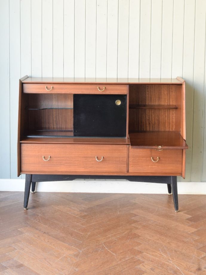 G-PLANサイドボードの扉の中