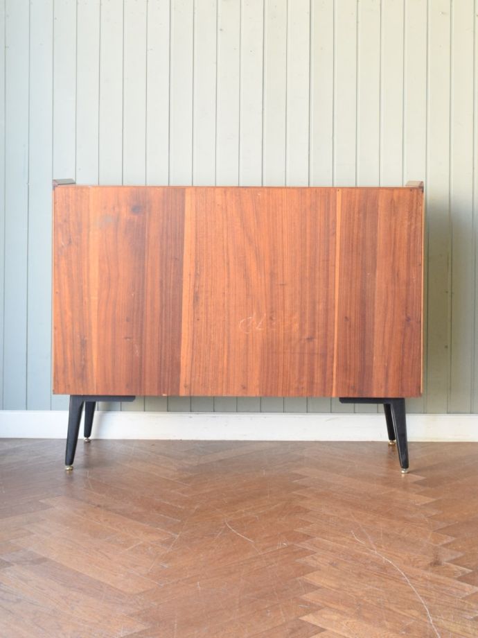 G-PLANのサイドボードの後ろ姿