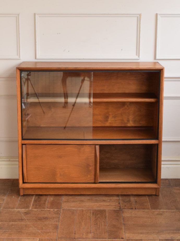 ヴィンテージキャビネットの扉の中