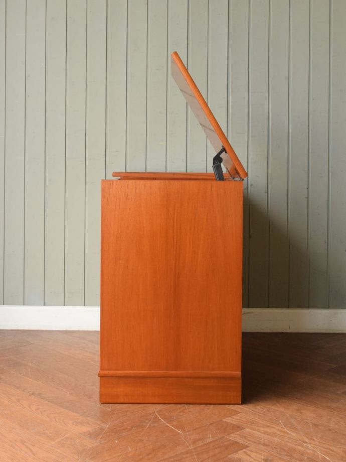 ビンテージキャビネットの側面