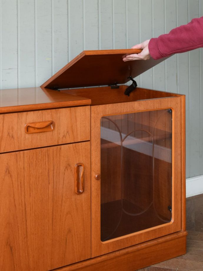 天板が開くオーディオキャビネット