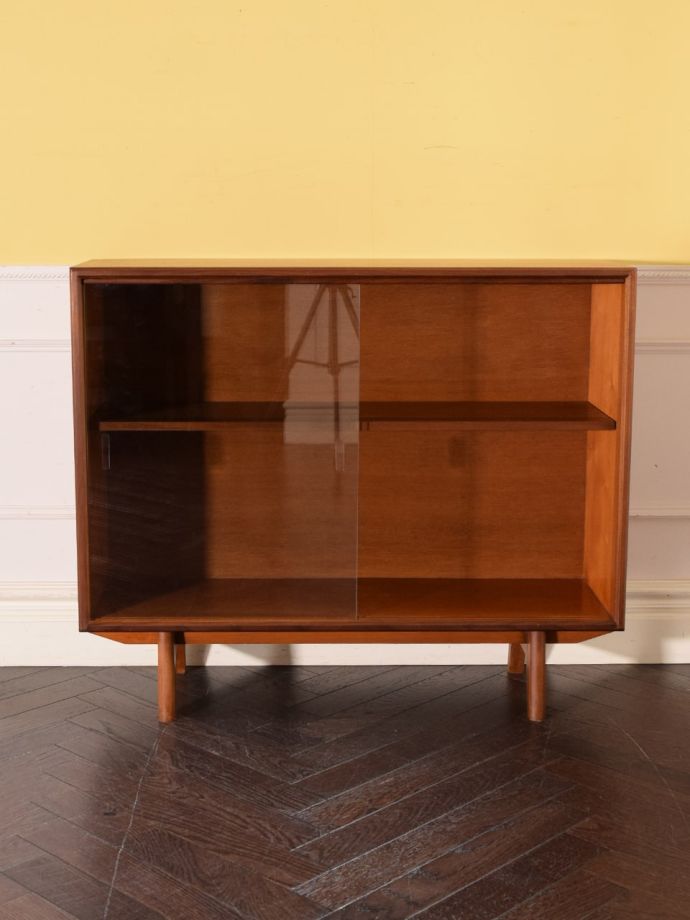 ヴィンテージキャビネットの扉の中